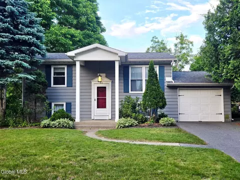 61 Vanderbilt Ave, Saratoga Springs, NY 12866