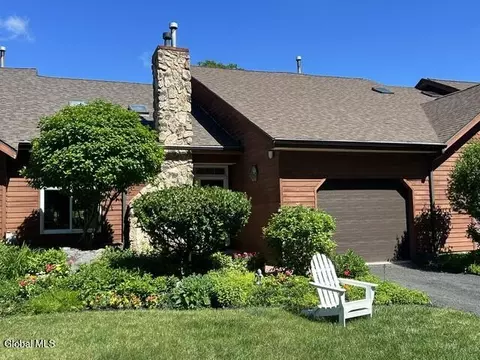 12 Lillian Ln, Troy, NY 12180