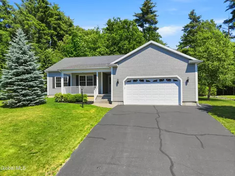 24 Morocco Ln, Schenectady, NY 12304