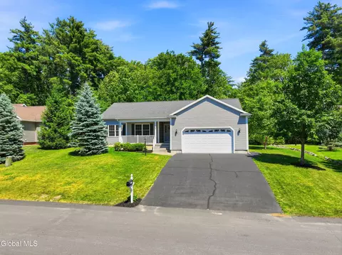 24 Morocco Ln, Schenectady, NY 12304