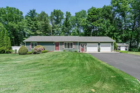18 Mockingbird Ln, Queensbury, NY 12804