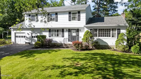 21 Laury Ln, Schenectady, NY 12302