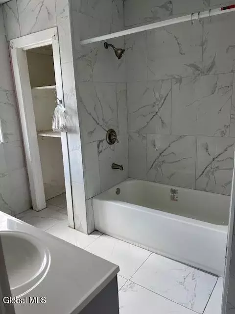 Bath - 26 Linden St, Schenectady, NY 12304 photo 1 of 3