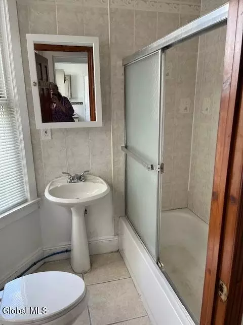 Bath - 26 Linden St, Schenectady, NY 12304 photo 3 of 3