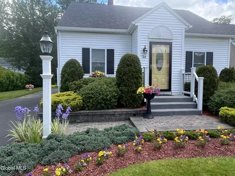 34 Van Heusen St, Colonie, NY 12205