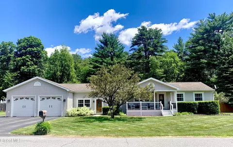 15 Algonquin Dr, Queensbury, NY 12804