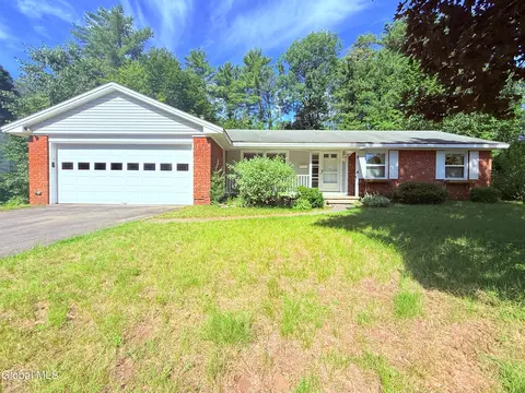 8 Sherwood Dr, Queensbury, NY 12804