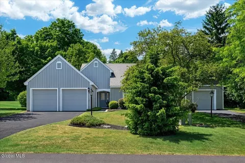 11 Greystone Dr, Voorheesville, NY 12186
