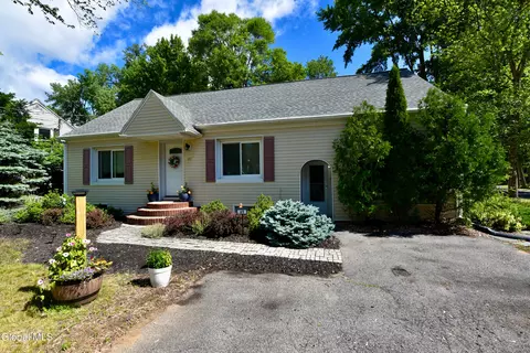 69 Gipp Rd, Albany, NY 12203