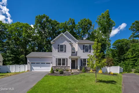 27 Spencer St, Clifton Park, NY 12065