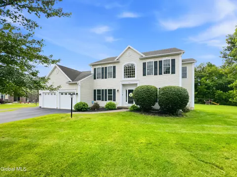 29 Heritage Ct, Cohoes, NY 12047