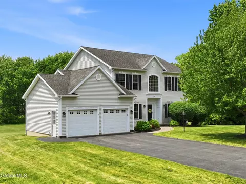 29 Heritage Ct, Cohoes, NY 12047