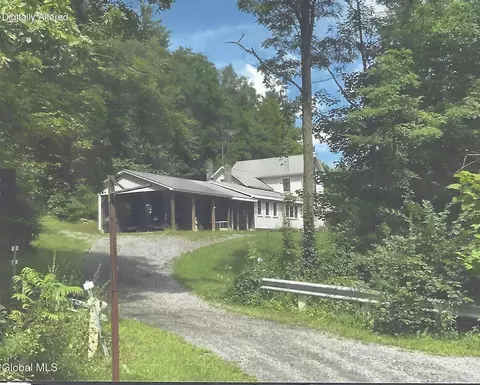 34 North Rd, Clemons, NY 12819
