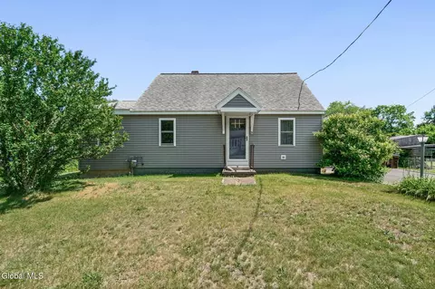 26 Hackett St, Selkirk, NY 12158