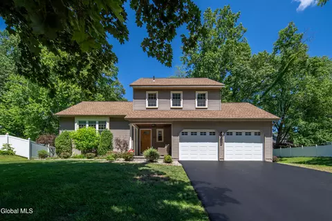 17 Montgomery Way, Clifton Park, NY 12065