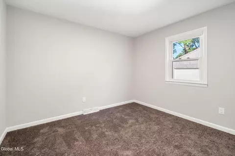 Bedroom - 420 Chiswell Rd, Schenectady, NY 12304 photo 3 of 3
