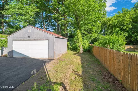 Exterior - 420 Chiswell Rd, Schenectady, NY 12304 photo 4 of 4