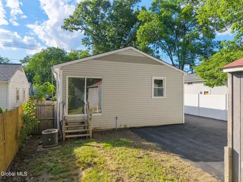 Exterior - 420 Chiswell Rd, Schenectady, NY 12304 photo 3 of 4