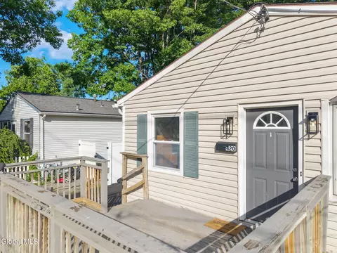 Exterior - 420 Chiswell Rd, Schenectady, NY 12304 photo 2 of 4