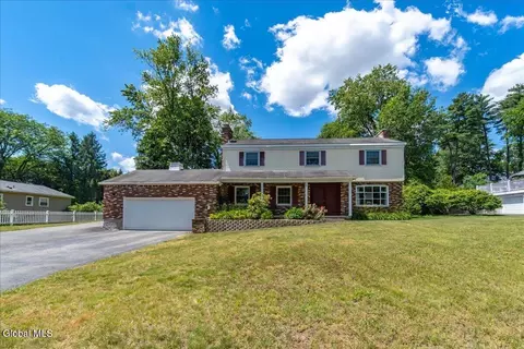 845 Northumberland Dr, Niskayuna, NY 12309