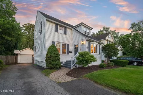 1130 S Country Club Dr, Niskayuna, NY 12309