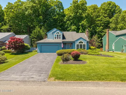 26 Upper Wedgewood Ln, Voorheesville, NY 12186