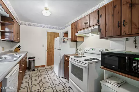 Kitchen - 24 Ellen Ln, Schenectady, NY 12302 photo 3 of 4
