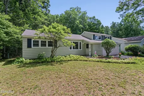 24 Ellen Ln, Schenectady, NY 12302