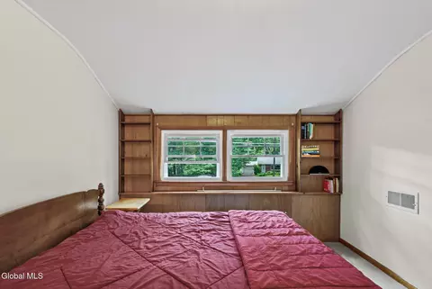 Bedroom - 24 Ellen Ln, Schenectady, NY 12302 photo 8 of 9