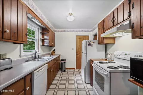 Kitchen - 24 Ellen Ln, Schenectady, NY 12302 photo 4 of 4