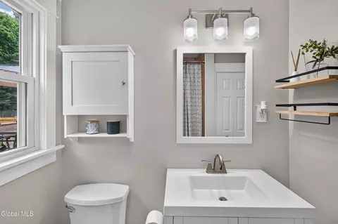 Bath - 1788 Devendorf Rd, Schenectady, NY 12303 photo 2 of 5