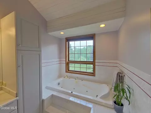 Bath - 216 Anthony Rd, Clifton Park, NY 12065 photo 3 of 4