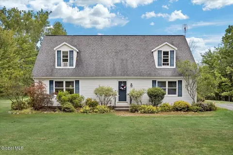 53 N Nassau Ln, Averill Park, NY 12018