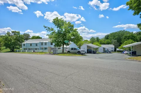 1005 Rockport Ct, East Greenbush, NY 12061