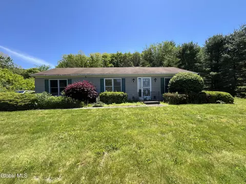 7 Warren Ln, Troy, NY 12182