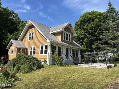 31 Taborton Rd, Sand Lake, NY 12153