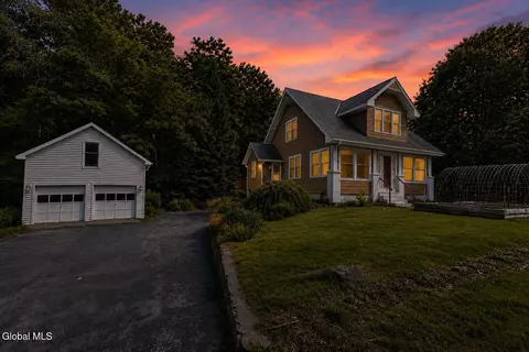 31 Taborton Rd, Sand Lake, NY 12153