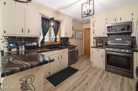 Kitchen - 6 Bertone Dr, Schenectady, NY 12306 photo 4 of 5