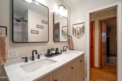 Bath - 6 Bertone Dr, Schenectady, NY 12306 photo 2 of 3