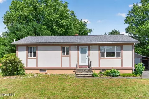 17 Pheasant Ct, Wynantskill, NY 12198