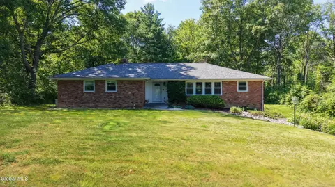1 Linda Ln, Niskayuna, NY 12309