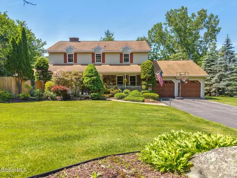 7 Hickory Ln, Averill Park, NY 12018