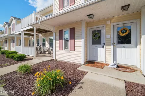 1710 Cambridge Manor Dr, Schenectady, NY 12302