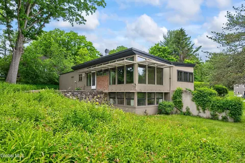 323 Oakridge Dr, Schenectady, NY 12306