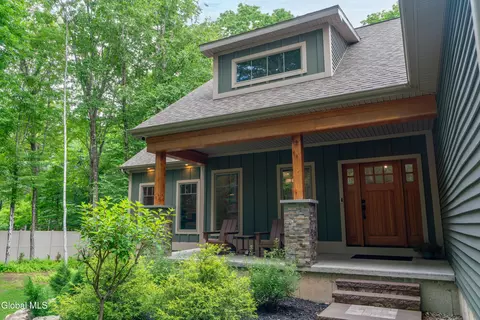 8 Caitlin Ct, Saratoga Springs, NY 12866