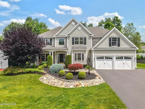 35 Shinnecock Hills Dr, Albany, NY 12205