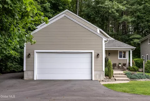 29 Pepper Ln, Saratoga Springs, NY 12866