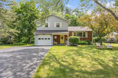 15 Longmeadow Dr, Delmar, NY 12054