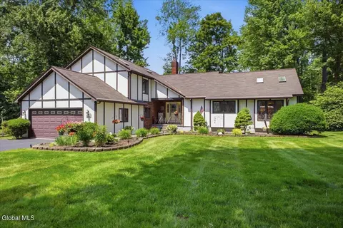 14 Cathedral Ct, Clifton Park, NY 12065