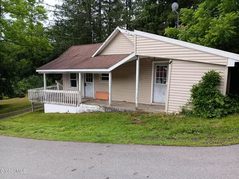352 Hillside Rd, Pattersonville, NY 12137